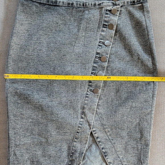 Women's Grey Button-Front Wrap Denim Skirt - Picture 6 of 7
